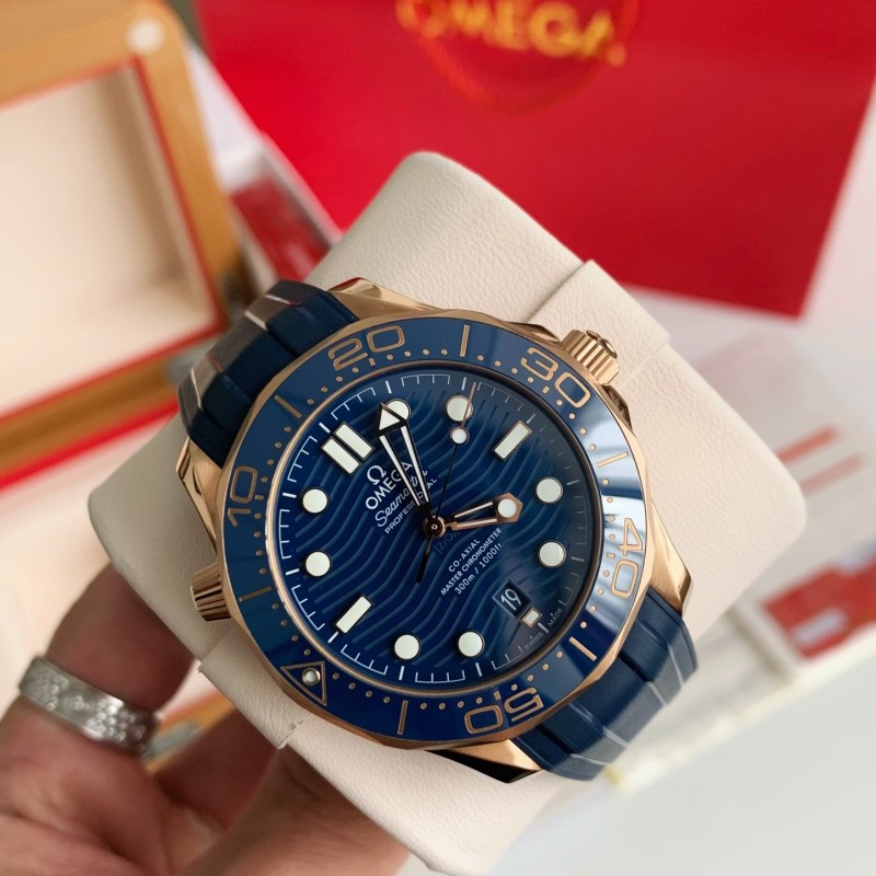 Om**a Seahorse Series 300-meter dive wristwatch,43.5mm