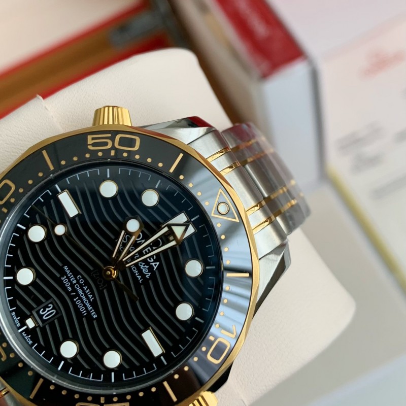 Om**a Seahorse Series 300-meter dive wristwatch,43.5mm