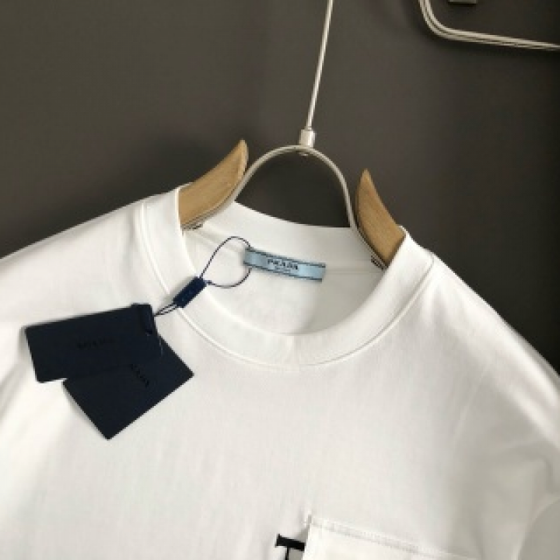 Pra*a SpringSummer White Pocket Letter Leather Fusion Metal Triangle Logo T-shirt