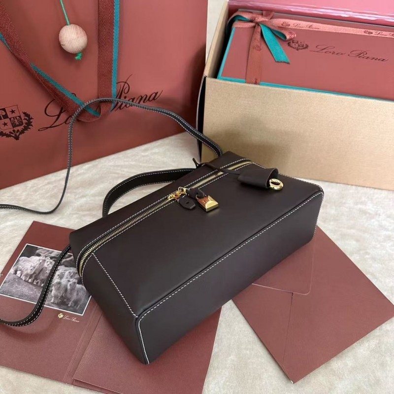 L**o p*ana new style black imported cowhide messenger bag size: 27*16*10cm