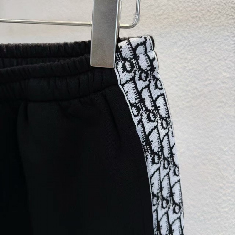 D*0r logo embroidered on the side