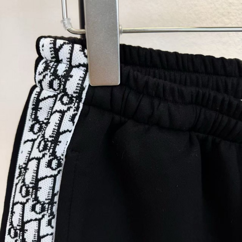 D*0r logo embroidered on the side