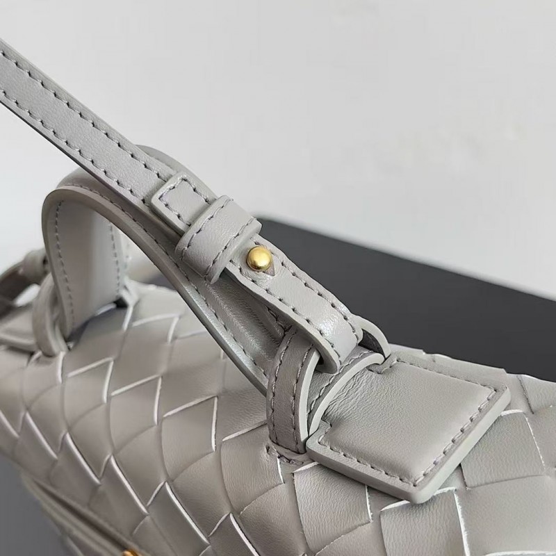 BOTTECA Ve*ne*ta uses exquisite craftsmanship intreccio weaving imported sheepskin leather Crossbody t