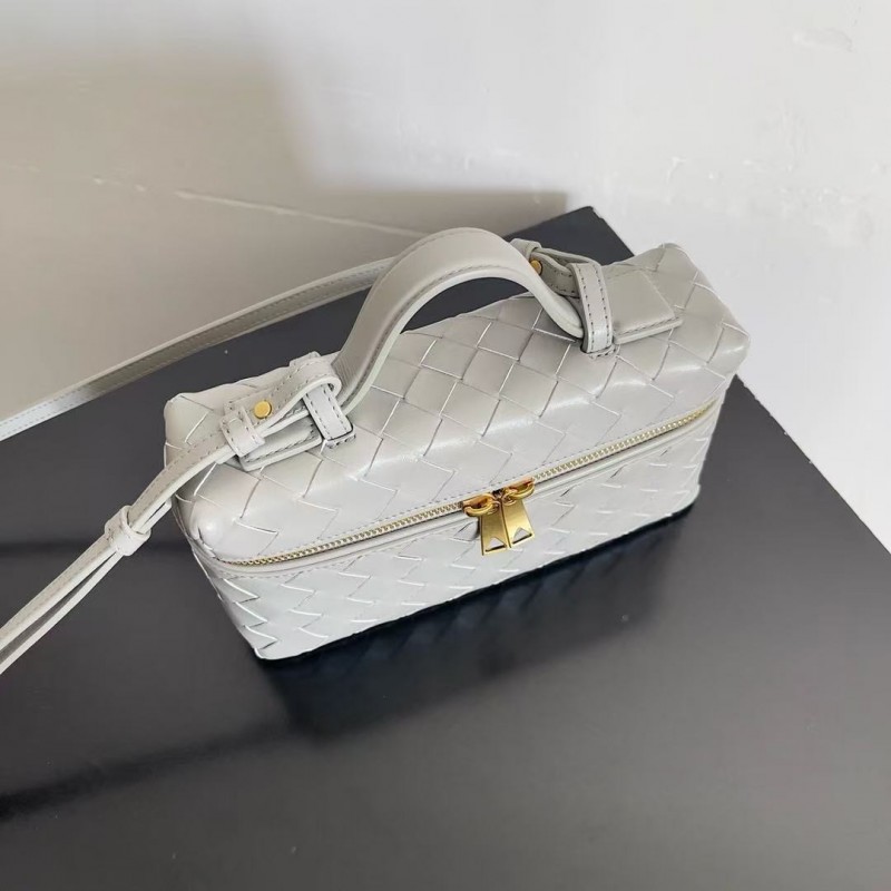 BOTTECA Ve*ne*ta uses exquisite craftsmanship intreccio weaving imported sheepskin leather Crossbody t