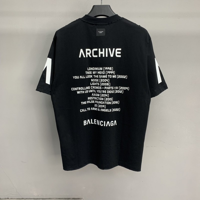 Ba*len*cia*ga inverted V T-shirt