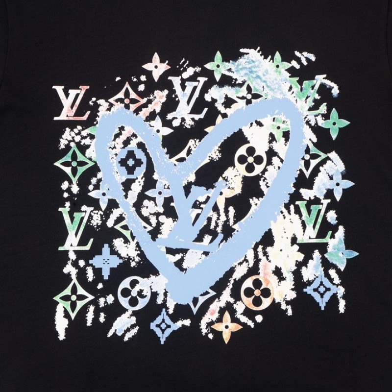 L0*is V*t0n 230,000 new T-shirts for spring and summer