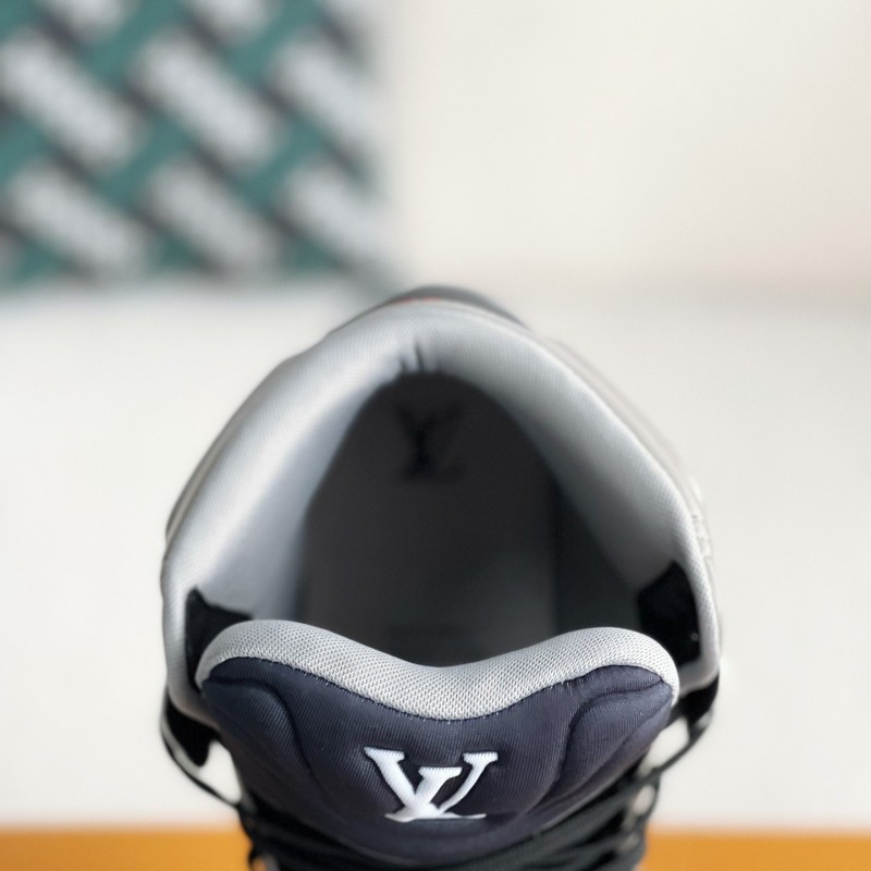 L0*is V*t0n TRAINER SNEAKERS