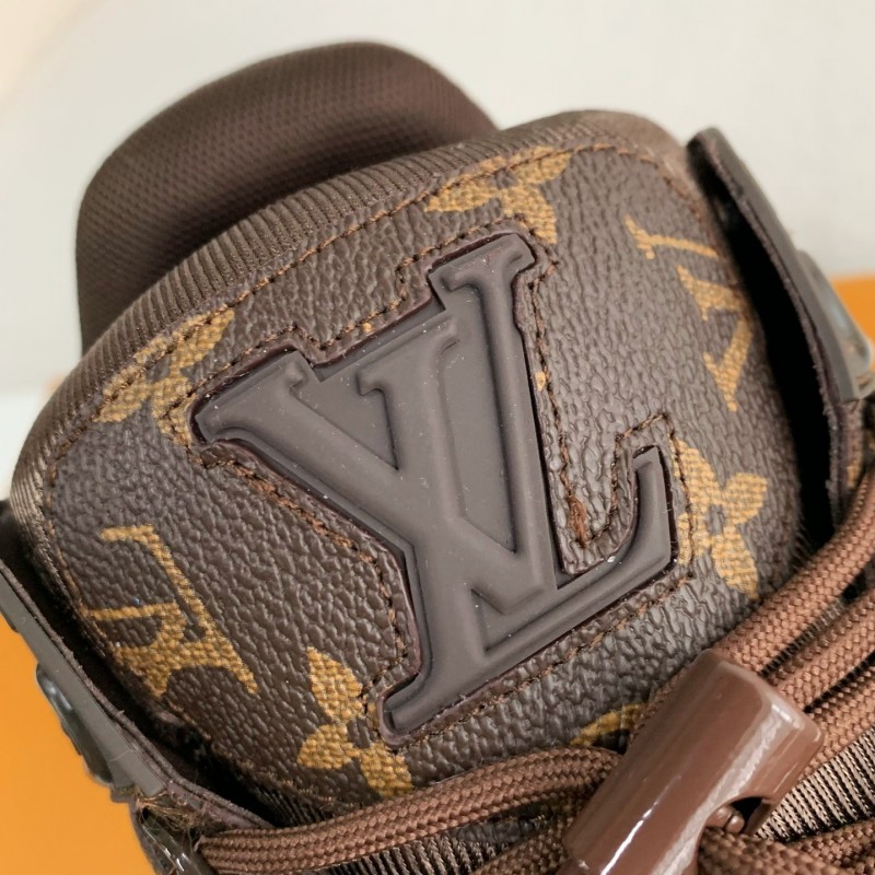 L0*is V*t0n TRAINER SNEAKERS